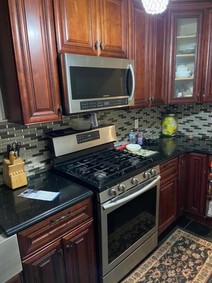 A Cheap Family In Queens Nova York